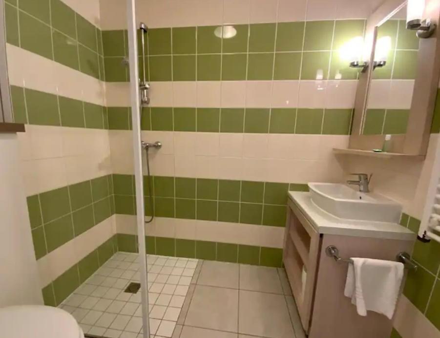 Maison 6 Personnes Avec Terrasse, Piscines Et Sauna